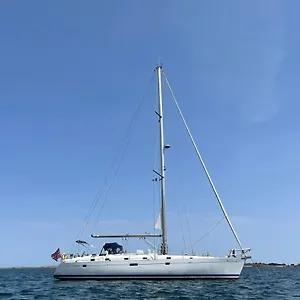 Hotel en barco Beautiful And Comfortable Sailboat With Secure Parking Available España